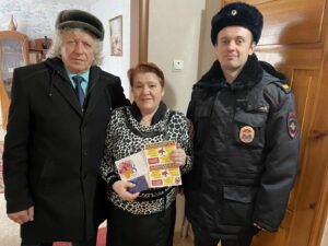 Транспортные полицейские Кузбасса и общественники поздравляют с праздником женщин-ветеранов, вдов и матерей сотрудников, погибших при выполнении служебных обязанностей