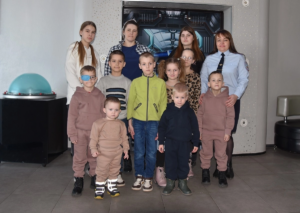 Сотрудники транспортной полиции организовали экскурсию в планетарий для многодетной семьи из Новосибирска