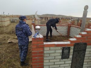 Росгвардейцы из Оренбурга помогли матери погибшего товарища навести порядок на могиле