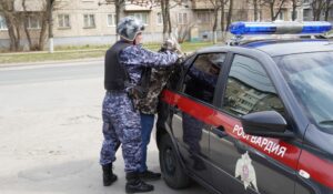 Росгвардейцы в Чебоксарах задержали мужчину, устроившего драку с использованием газового пистолета