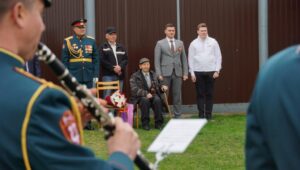 Парад под окнами: в Чувашии росгвардейцы поздравили ветеранов Великой Отечественной войны с Днем Победы