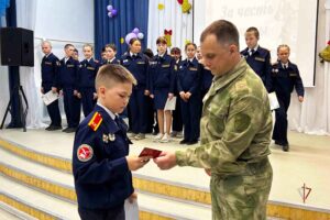 На Ямале офицеры Росгвардии поздравили подшефных кадет с успешным окончанием учебного года