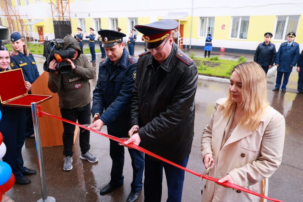 Красивое тело. Вид сзади красивых молодых женщин в трусиках, сидящих со спиной к камере