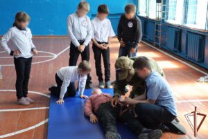 Росгвардейцы провели урок по медподготовке для школьников в ДНР