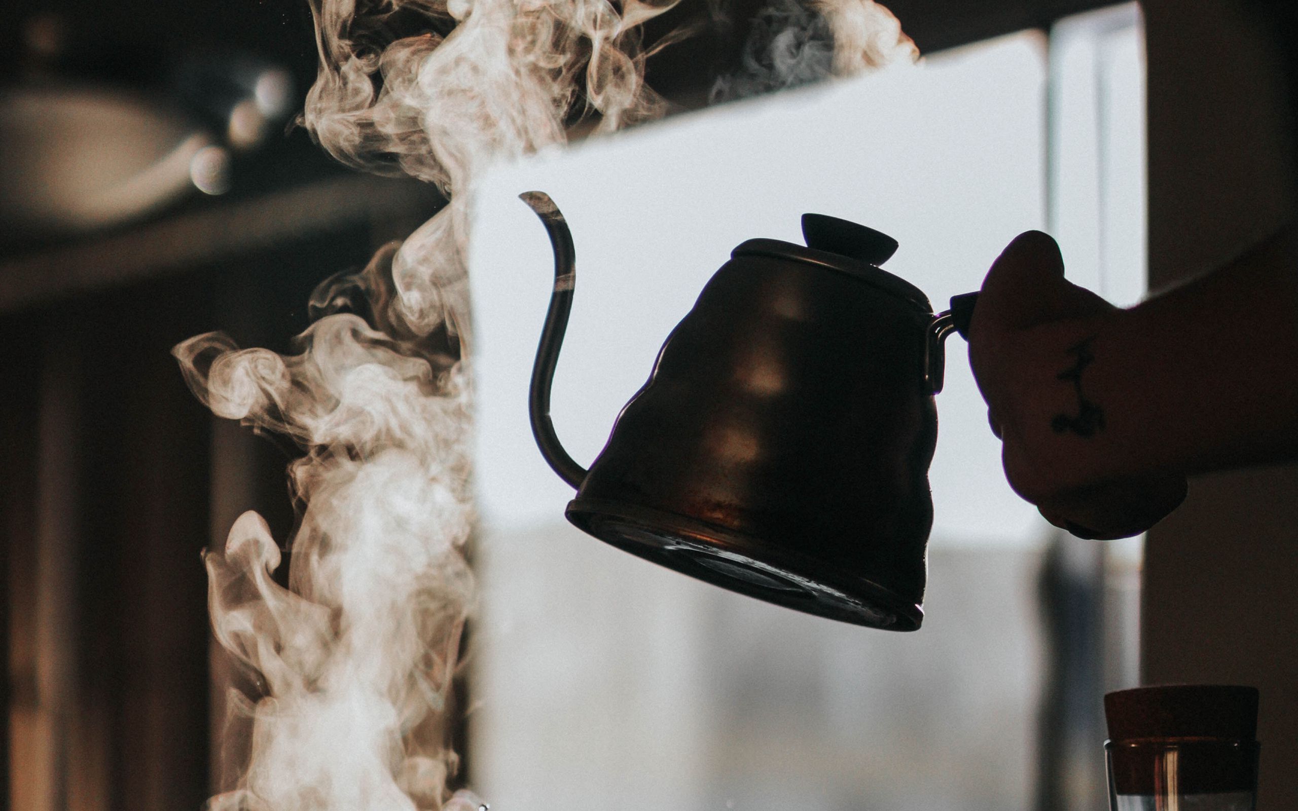 Кипящая вода. Горячий пар. Кипящая кастрюля. Темно кипеть. Чайник вскипел.