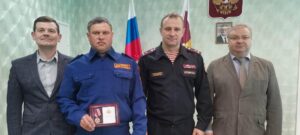 В Карелии начальник территориального управления Росгвардии наградил медалью «За содействие» контролера, спасшего человека