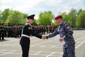 В Карелии руководство Росгвардии приняло участие в торжественной церемонии прощания кадетов подшефного класса со знаменем корпуса