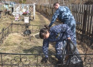 Сотрудники СИЗО-1 ухаживают за могилами пенсионеров УИС