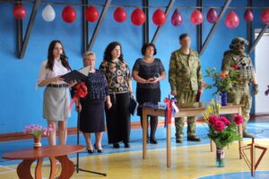 Росгвардейцы поздравили выпускников школы в Херсонской области