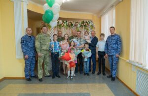 Военнослужащего Управления Росгвардии по Пензенской области, у которого родился 7 ребенок, поздравил глава региона и коллеги по службе