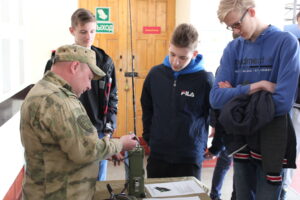 В Омске на базе воинской части Росгвардии состоялся урок мужества для школьников
