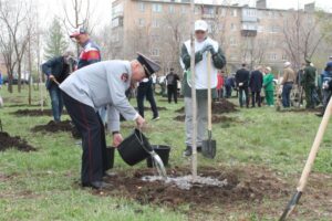 В Оренбурге военнослужащие и сотрудники Росгвардии присоединись к эколого-патриотической акции «Сад памяти»
