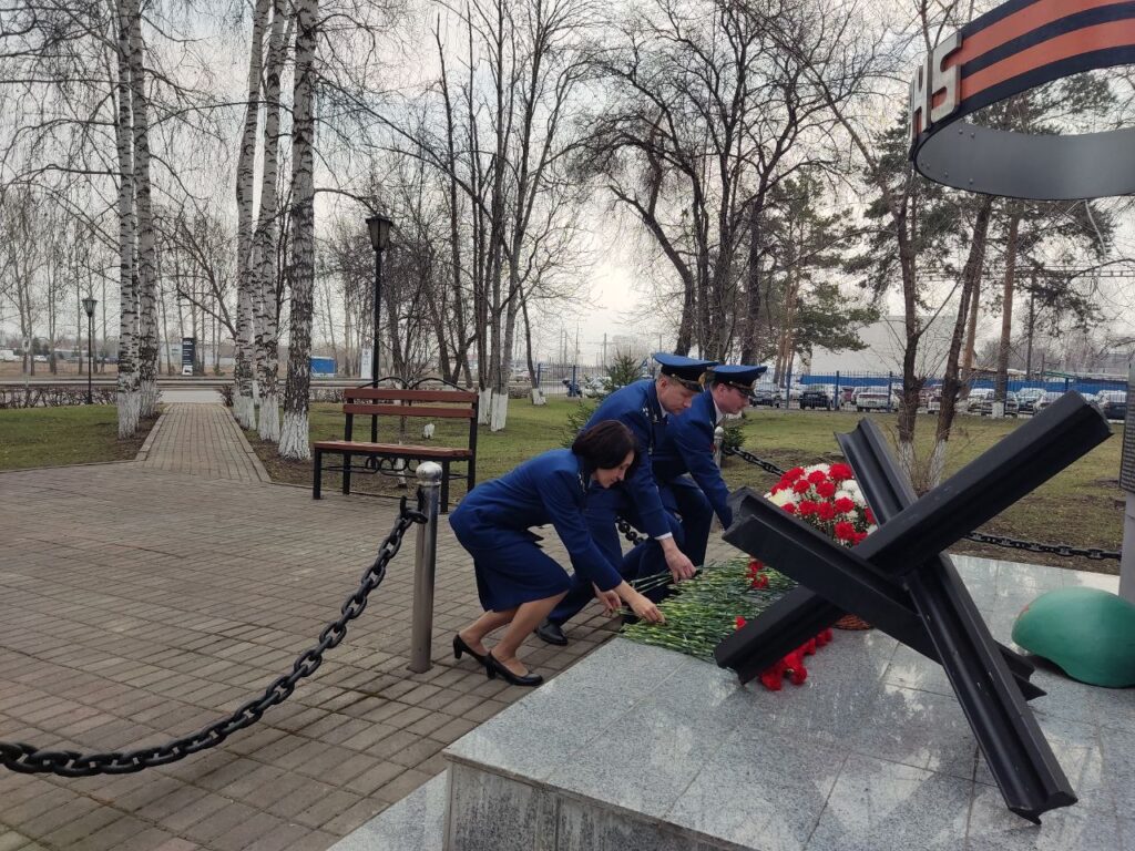 Возложение цветов к монументу Славы работниками прокуратуры Ленинского  района г.Кемерово - ЗАКОНОВЕСТ