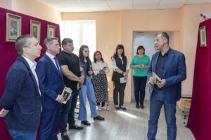 Общественники транспортной полиции Крыма организовали для школьников выставку исторической гравюры «Роль личности в истории развития государств»