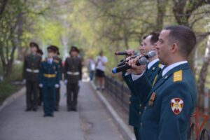 На Урале росгвардейцы поддержали всероссийскую ведомственную акцию «Парад у дома ветерана»