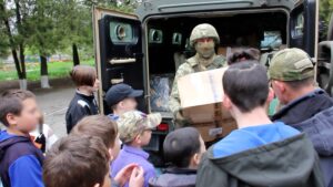 К Общероссийскому Дню библиотек сотрудники Росгвардии передали сотни книг школьникам Херсонской области