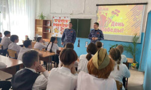 В Казани военнослужащие полка Росгвардии провели патриотический урок с учениками подшефной школы, посвященный 78-летию Великой Победы