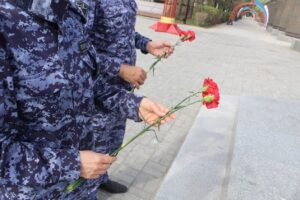 В Оренбургской области сотрудники управления вневедомственной охраны Росгвардии возложили цветы к мемориалу «Вечный огонь»