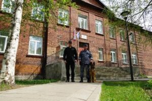 Сотрудники Росгвардии обследовали школы Архангельска перед «Последними звонками»