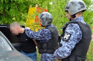 В Пензе бойцы Росгвардии задержали пьяного мужчину, танцующего на крыше чужого автомобиля