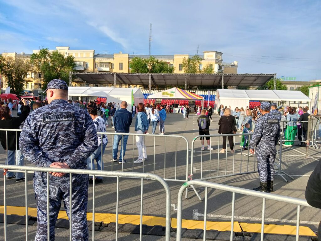 В Оренбурге сотрудники Росгвардии обеспечили правопорядок во время  проведения Дня молодежи - ЗАКОНОВЕСТ