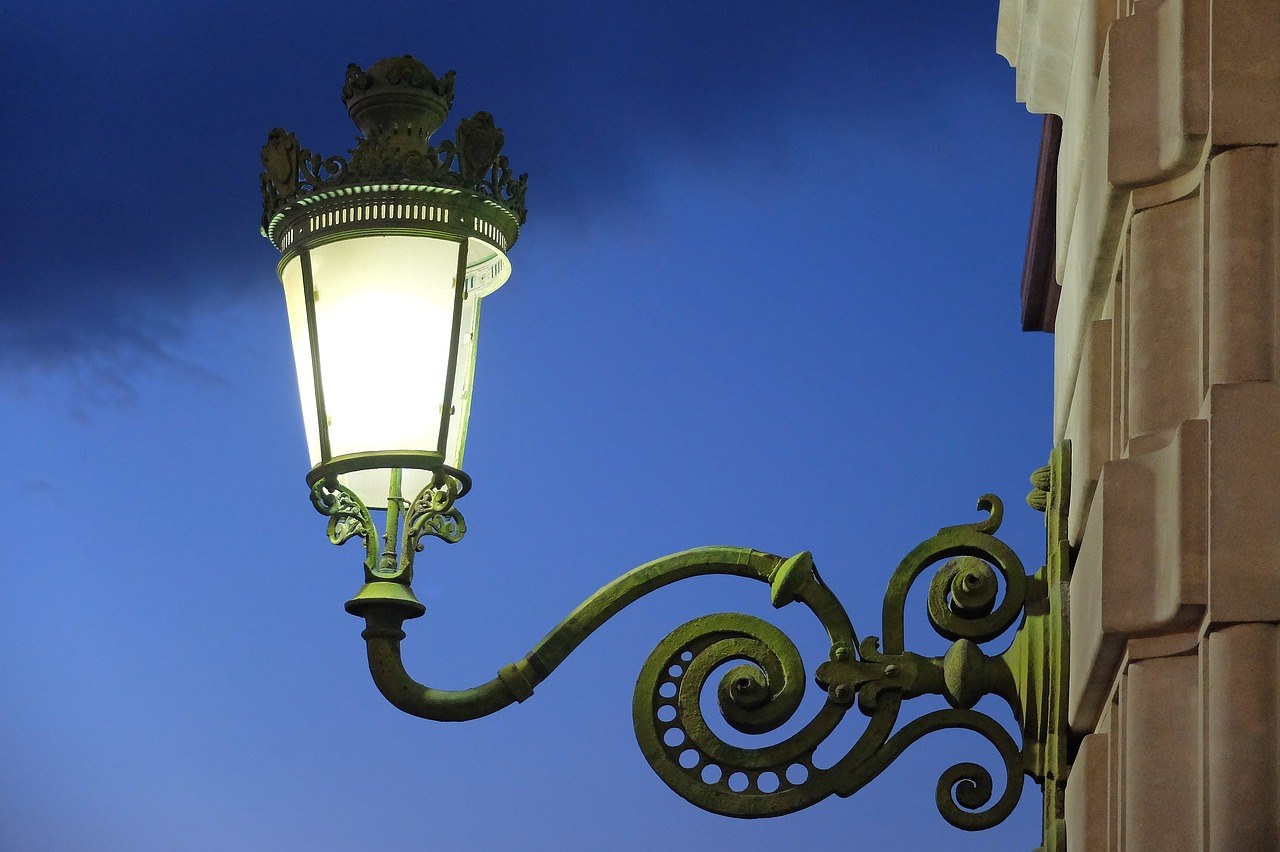 Стиль фонарей. «Уличный свет» (Streetlight, 1997). Фонарь уличный старинный. Старые фонари на улице. Старый уличный фонарь.