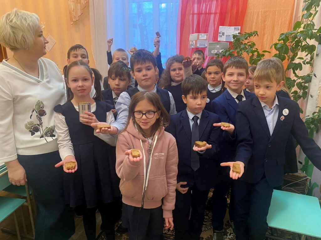 Будущий защитник отечества с 23 февраля. Женщины поздравляют мужчин с 23 февраля. Поздравление любимого с 23 февраля. Здоровья мужества отваги. Открытка с 23т февраля.