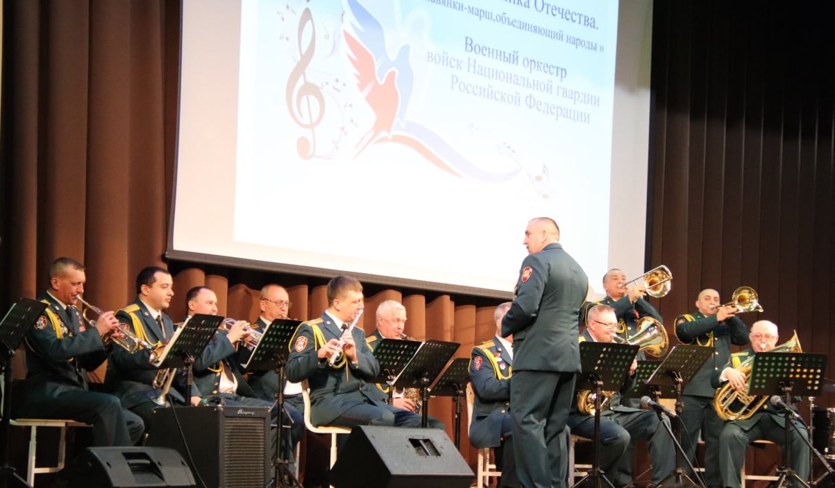 В рамках акции «Прощание славянки - марш, объединяющий народы» военный оркестр омской воинской части Росгвардии провел концерт для школьников