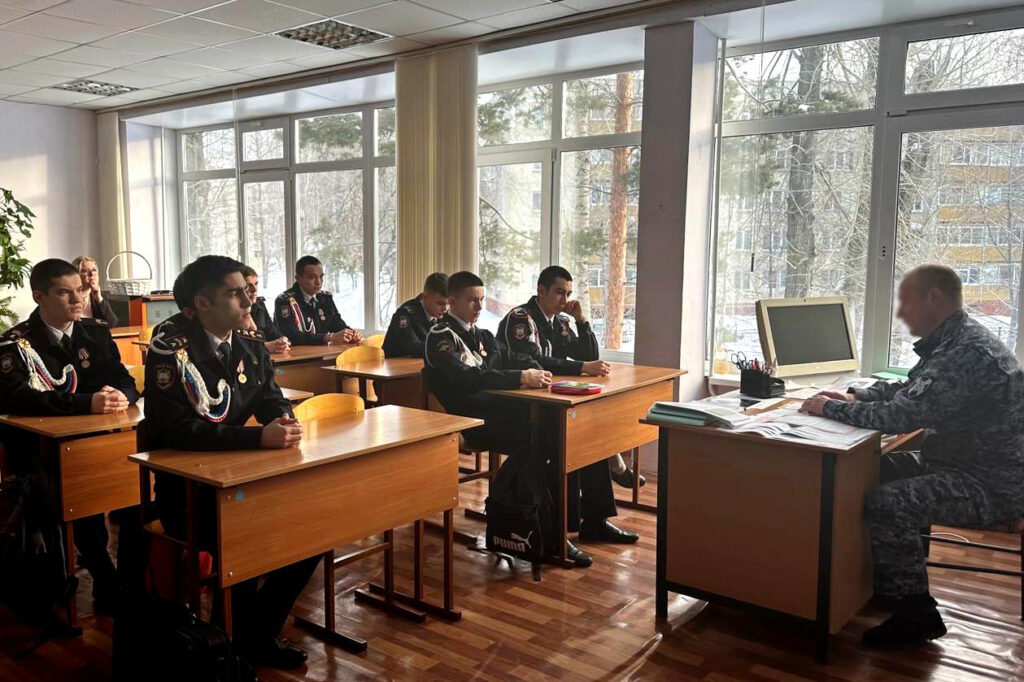 В Татарстане росгвардеец провёл уроки мужества с учащимися кадетских школ