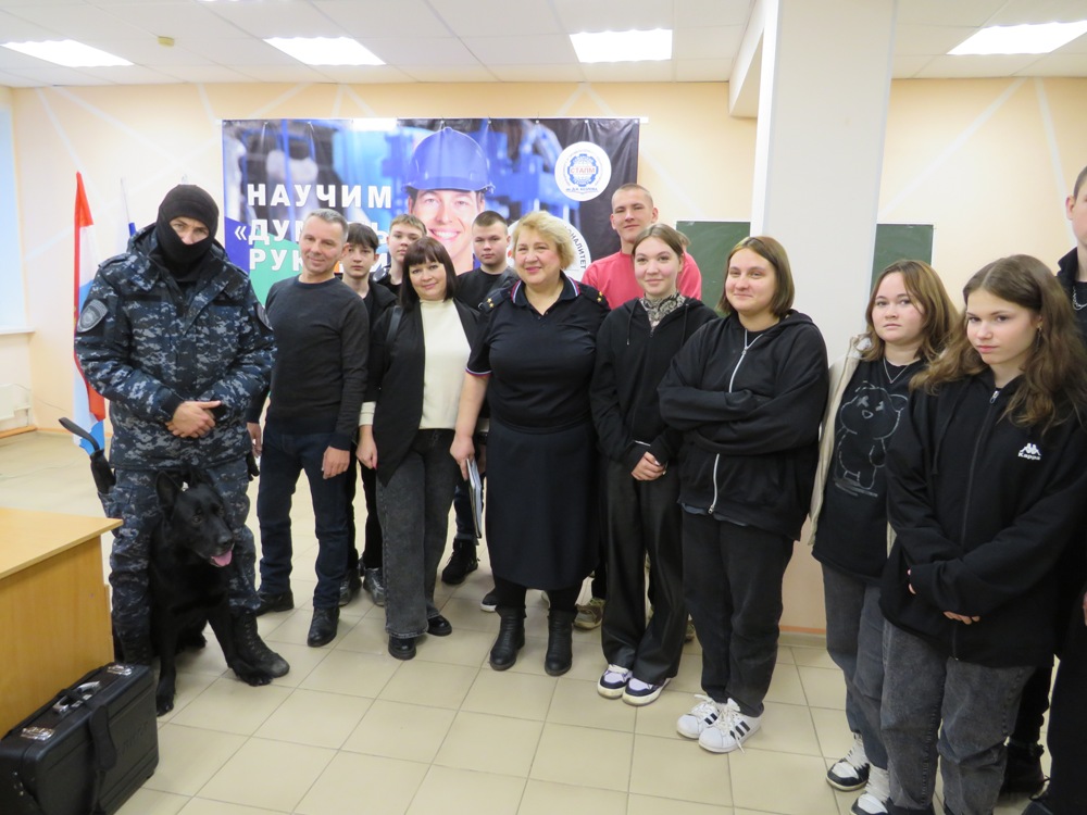 Самарские транспортные полицейские поговорили о важном с учащимися техникума