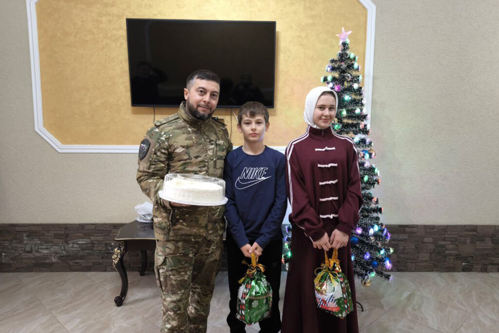 Военнослужащие грозненского соединения Росгвардии поздравили с Новым годом детей погибших сослуживцев