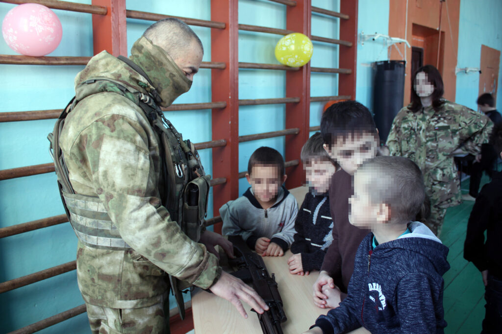 Сотрудники военной контрразведки и военнослужащие Росгвардии провели патриотическое мероприятие для воспитанников подшефного детского дома в Херсонской области